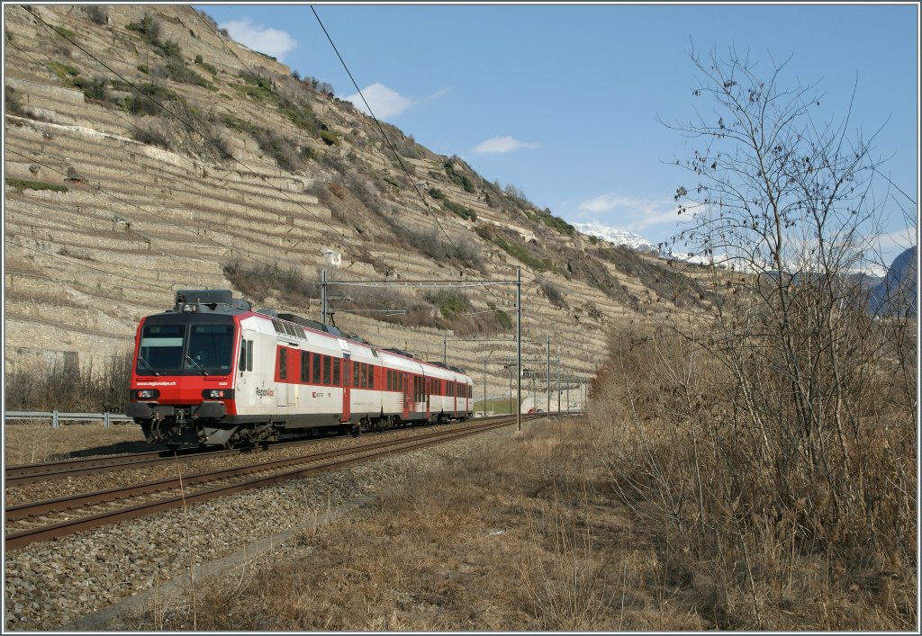 Im Wallis sind die Domino Zge Rot statt wie sonst blich schwarz lackiert. 
Bei Sion, am 14.02.2011