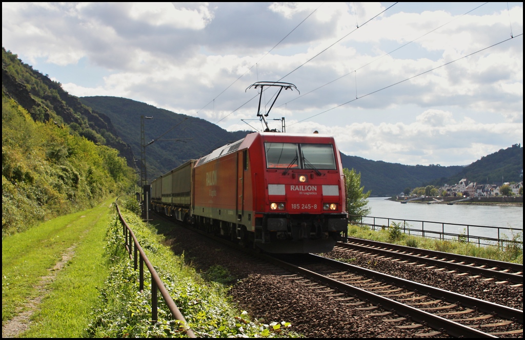 Immer diese Sache mit dem Gegenlicht....185 245 zog am 30.08.11 einen  Ambrogio  in Richtung Norden durch Kamp Bornhofen