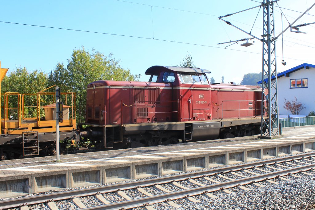 In alter Lackierung und mit altem DB-Logo stand 212 093-9 am 11. Oktober im Bahnhof von Prien am Chiemsee.