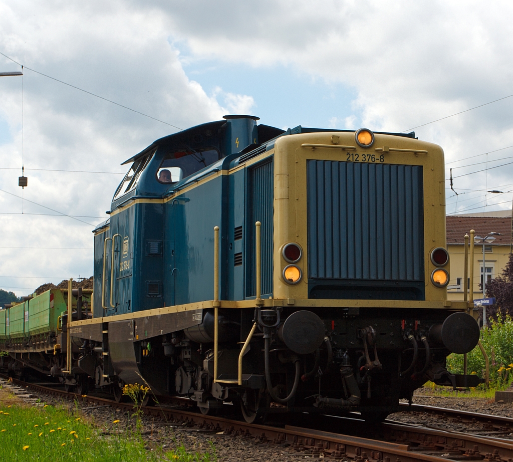 In einer anderen Perspektive - Die 212 376-8 ex DB V 100 2376 der Aggerbahn (Andreas Voll e.K., Wiehl) steht mit Muldenkippwagen am 08.07.2012 in Siegen-Weidenau. Auf den Wagen befindet sich Altschotter der hier dann abgekippt wird und mit Bagger auf LKW verladen wird.