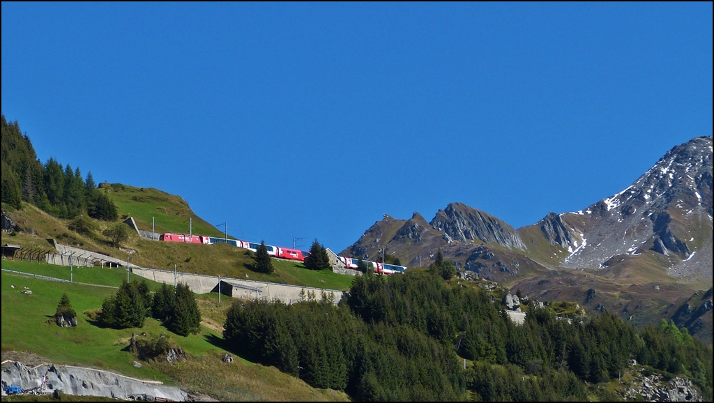 In Andermatt erblickt man den Glacier Express zum ersten Mal kurz bevor er den ersten Kehrtunnel erreicht auf seiner Talfahrt von Ntschen nach Andermatt. 16.09.2012 (Jeanny)