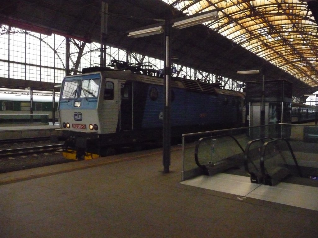 In der bei hartn�ckigem Nebel nur schwach ausgeleuchteten Bahnhofshalle in Praha hlavn� nadraz� l�st sich 362 085 aus den Schatten und f�hrt aus. 31.10.2011