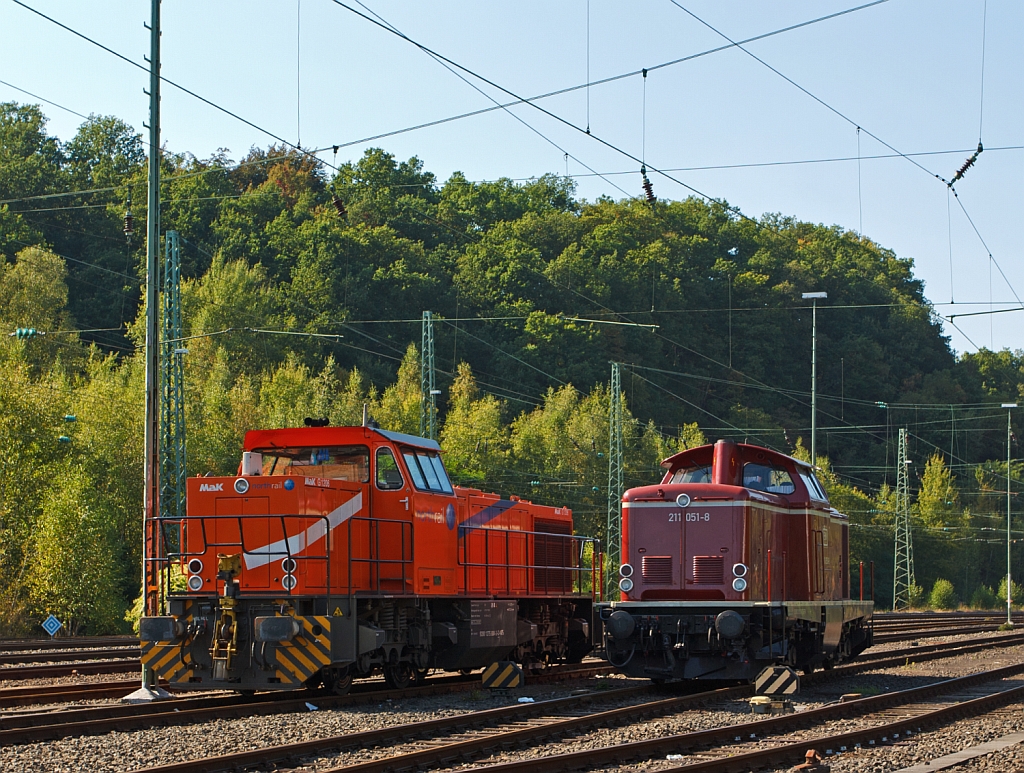 In Betzdorf/Sieg am 16.09.2012 abgestellt – 
Vorne: Die 211 051 -8 der EfW-Verkehrsgesellschaft mbH (Frechen), ex DB V 100 1051.
Die V 100. 10 wurde 1962 bei MaK in Kiel unter der Fabriknummer 1000069 gebaut und als V 100 1051 an die DB geliefert, 1968 erfolgte die Umbezeichnung in 211 051 -8 bis sie dann 2001 bei der DB ausgemustert wurde. ber ALS - ALSTOM Lokomotiven Service GmbH, Stendal wurde sie 2002 /2003 an die EfW verkauft. Die Lok hat die NVR-Nummer 92 80 1211 051-8 D-EFW.

Hinten: Die northrail MaK G 1206 (275 804-3), vermietet an die HGB Hessische Gterbahn (Buseck).Die Lok wurde 1999 bei Vossloh unter der Fabriknummer 1001013 gebaut und an Vossloh Schienenfahrzeugtechnik (Einsatz als Mietlok) geliefert. Sie hat die NVR-Nummer 92 80 1275 804-3 D-NTS, sowie die EBA-Nummer EBA 00B01 A004