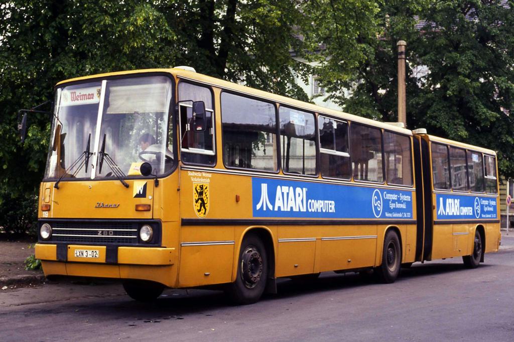 In der DDR beherrschten die IKARUS Busse landauf,landab das Bild im stdtischen
Nahverkehr. Dieser Ikarus Z 80 stand in Diensten der Stadt Weimar am 7.6.1991
dort aufgenommen.