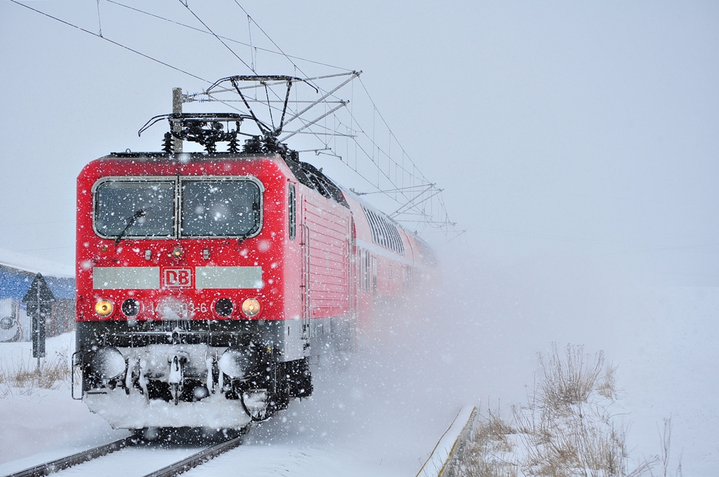 In Deckung...die Lady kommt!!!!143 303 jagt am 19.03.2013 mit der S3 aus Gstrow durch Gragetopshof in Richtung Rostock Hbf.Gut  beschneit  verzog sich der Fotograf wieder in sein beheiztes Fahrzeug-:))