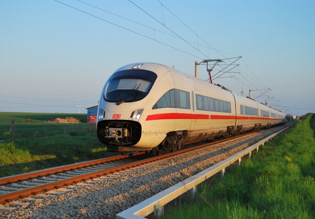 In Gragetopshof kurz vor Rostock konnte der ICE 1606(Mnchen-Warnemnde) am 21.05.2010 im letzten  Bchsenlicht  geknipst werden.