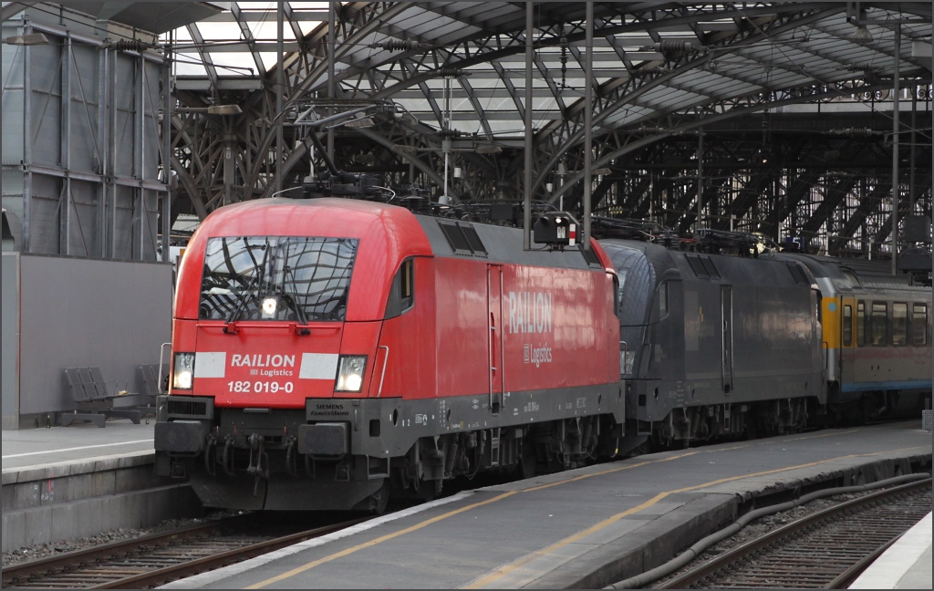 In Kln wurde 182 019 vor ES 64 U2-067 mit EC 6 vorgespannt und beide fuhren gemeinsam mit dem EC wenige Minuten spter aus dem Klner Hauptbahnhof in Richtung Hamburg Altona aus. (17.04.11)