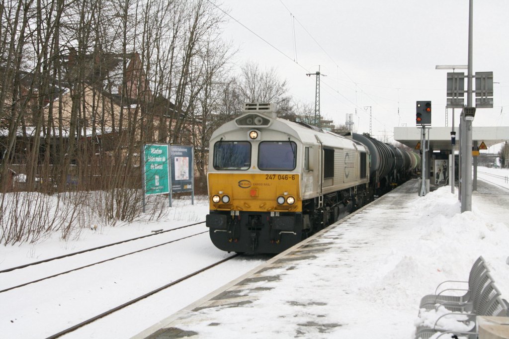 In Mnchen-Riem begegnete mir am 16.02.12 die 247 046-6 mit einem Kesselzug nach Mnchen.