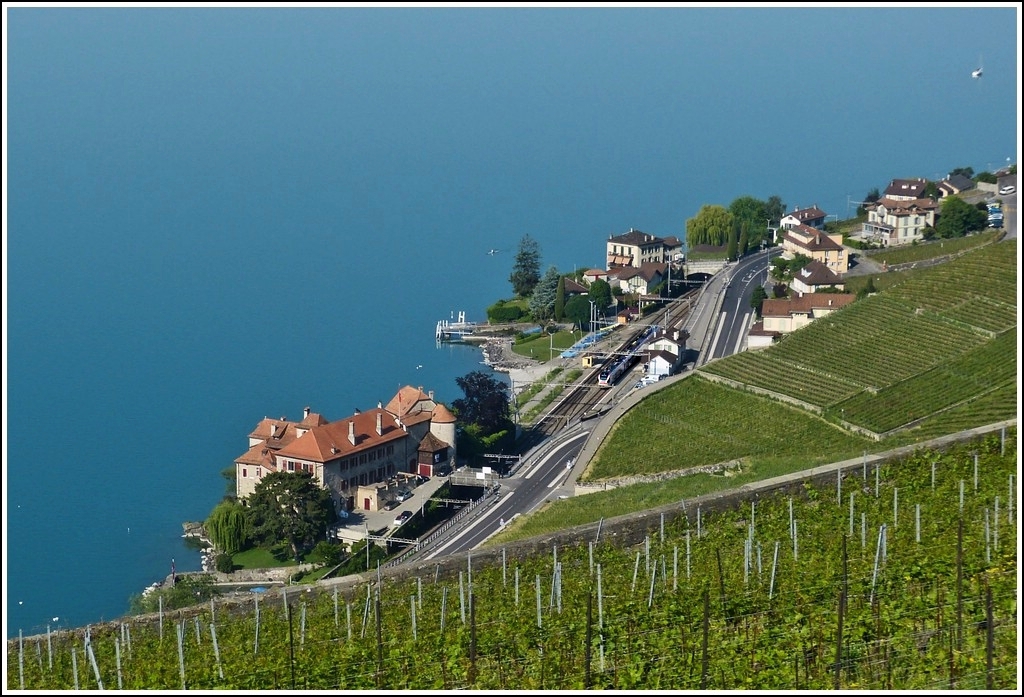 In der Nhe von Chexbres hat man eine schne Aussicht auf das Chteau de Glrolles und den Bahnhof von Rivaz mit einem dort wartenden SBB Flirt. 28.05.2012 (Hans)