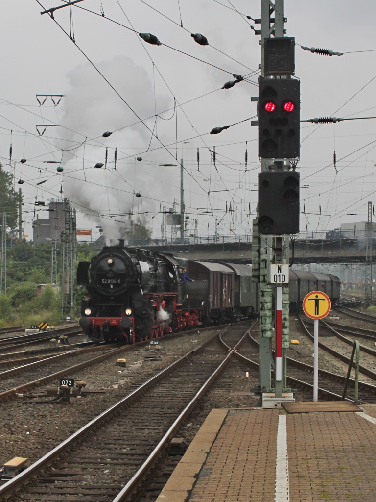 In der Nebelsuppe tauchte auf...52 8134 der Eisenbahnfreunde Betzdorf mit einem Sonderzug von Siegen nach Hagen am 04.09.2010 in Hagen