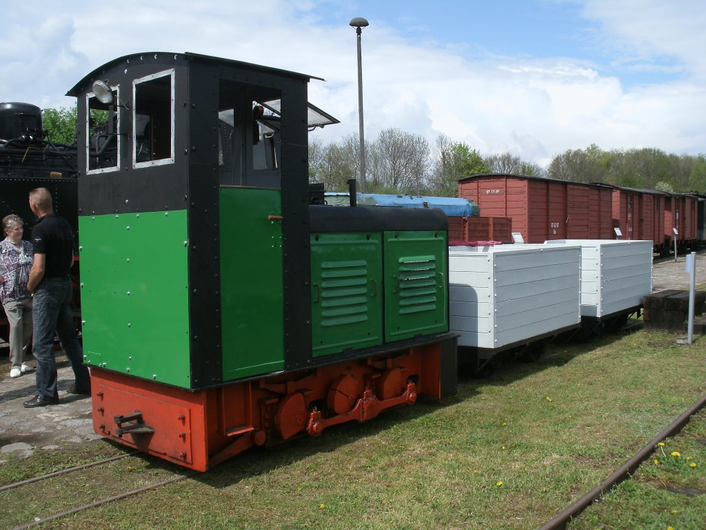 In Putbus bestand die Mglichkeit einige Meter auf einer Feldbahn mitzufahren.Aufgenommen am Ausgangs-und Zielbahnhof am 12.Mai 2013.