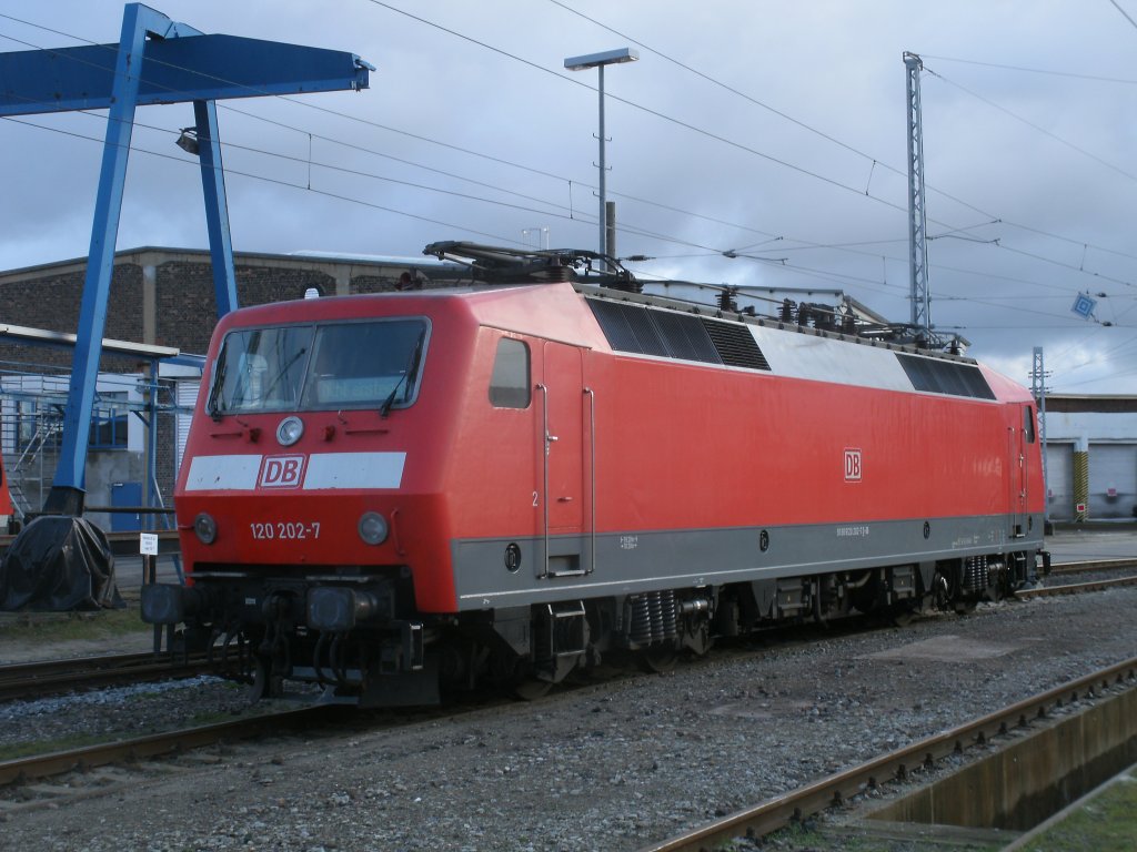 In Rostock ist Zuhause:120 202.In Ihrer Heimat fotografierte ich die Lok am 17.Dezember 2011.