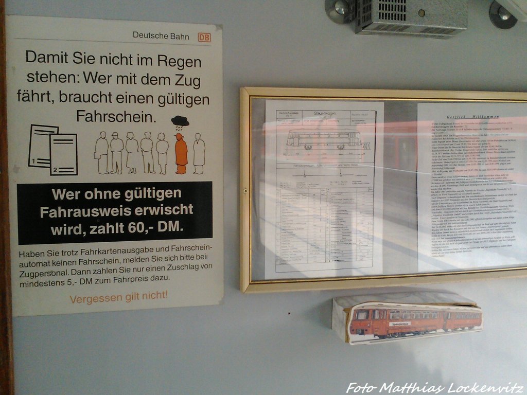 Infoschilder vn Damals im Fahrgastraum vom 172 601-7 im Bahnhof Bergen auf Rgen am 2.6.13