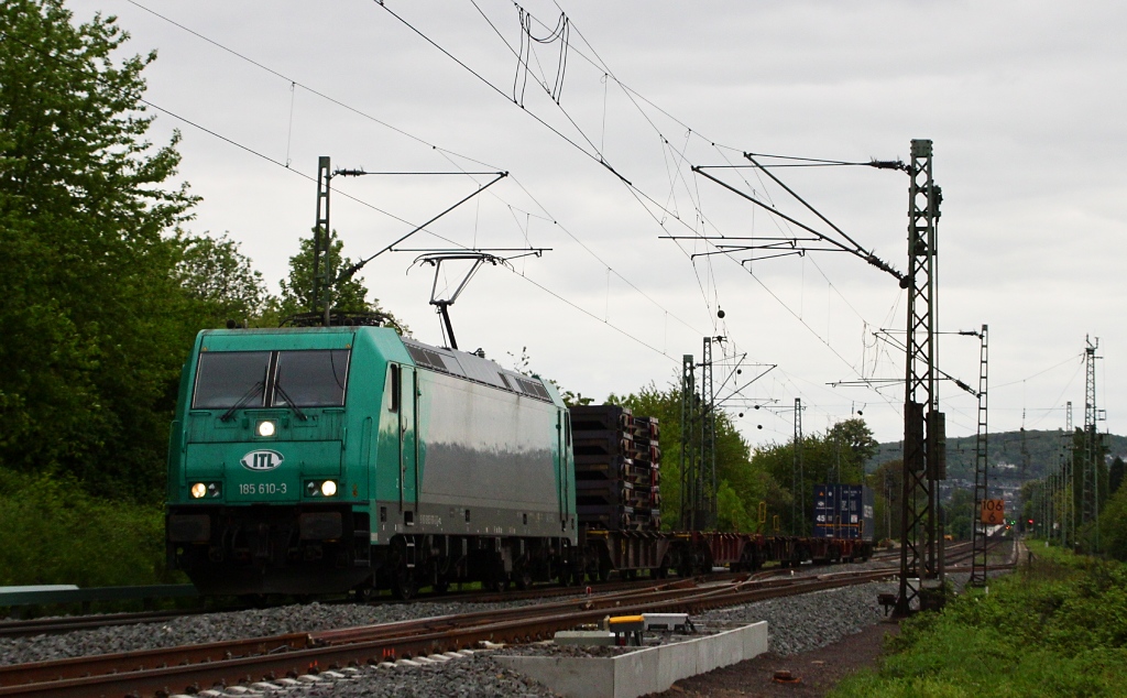 ITL 185 610 mit schwach ausgelastetem und kurzem Containerzug in Richtung Norden am 10.05.13 in Unkel