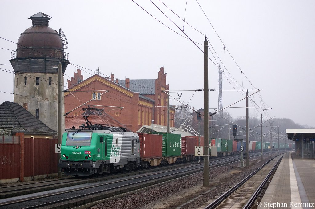 ITL/SNCF 437024 mit Containerzug in Rathenow in Richtung Stendal unterwegs. 14.03.2011