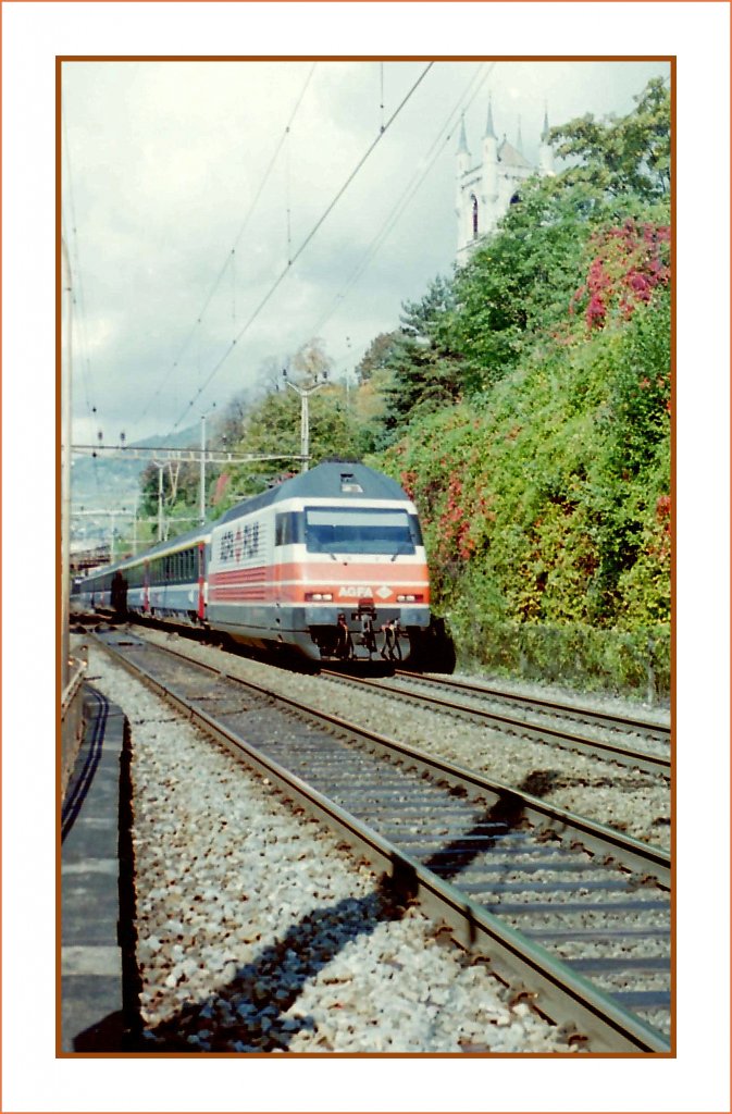 It's foto time! die AGFA Lok kommt...
Die erste SBB Werbelok, die 460 015-1 bei Vevey, im Herbst 1996. 
(gescannts Negativ)