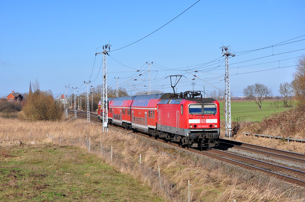 Jaaa.....der gedrehte S-Bahn Park nach Gstrow!!Riesenfreude herrschte auf dem  Mount Mc Sildemow  als die 23-jhrige 143 564 (LEW 18571/1990)mit der S2 nach Gstrow um die Ecke bog.