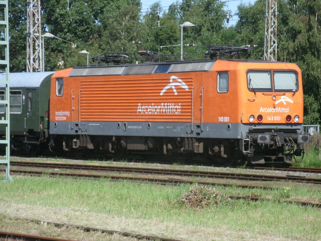 Jedes Jahr kommt die EKO Trans 143 001-6 mit dem St�rtebekersonderzug von Cottbus nach R�gen.Zuerst f�hrt der Zug bis Binz durch,kommt als Leerpark von Binz nach Bergen/R�gen und f�hrt gegen Mitternacht von Bergen/R�gen wieder zur�ck nach Cottbus.Ankunft vorm ersten Hahnenschrei am Sonntagmorgen.Aufnahme am 06.Juli 2013 in Bergen/R�gen. 