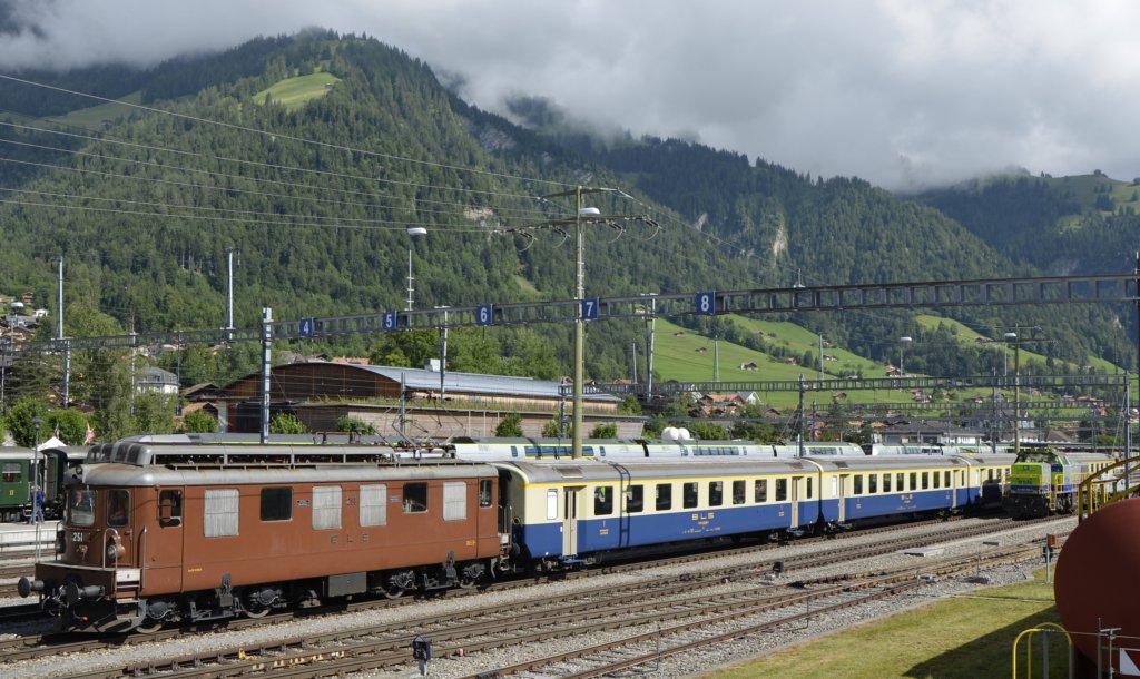 Jubilum 100 Jahre BLS in Frutigen: Am Sonntag schien die Sonne und die Ae 4/4 251 prsentierte sich in voller Schnheit mit ihrem Wagenpark auf einem Bereitstellungsgleis und wartete auf die nchste Fahrt nach Kandersteg. (30.06.2013)