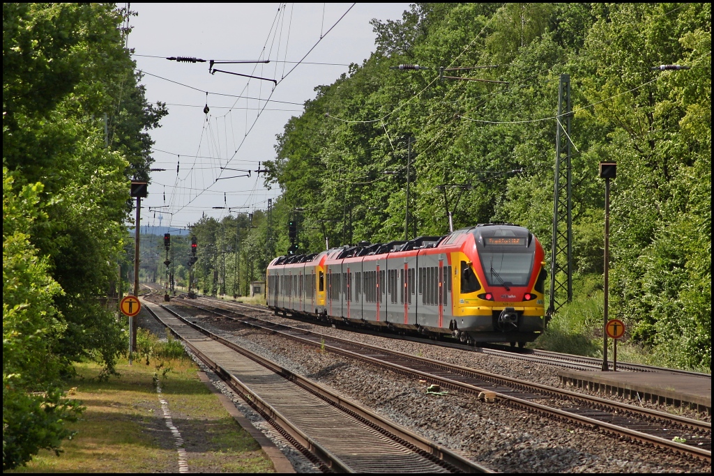  Kanarienvgel in der Grnschleuse  taufe ich das Bild jetzt einfach mal...429 541 und 429 546 auf dem Weg nach Frankfurt a.M. am 03.06.11 in Lang Gns