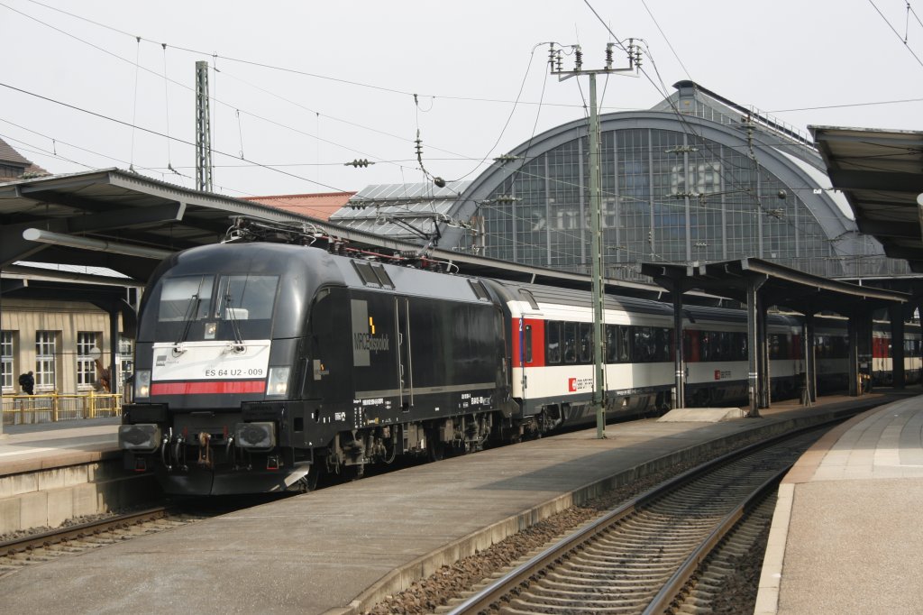 Karlsruhe Hbf
29.03.2013
ES64 U2 009 der MRCE
Der EC7 nach Chur (CH) wird derzeit oft mit MRCE-Mietloks bespannt.
Abfahrt z.B. 11:49 ab Karlsruhe Hbf