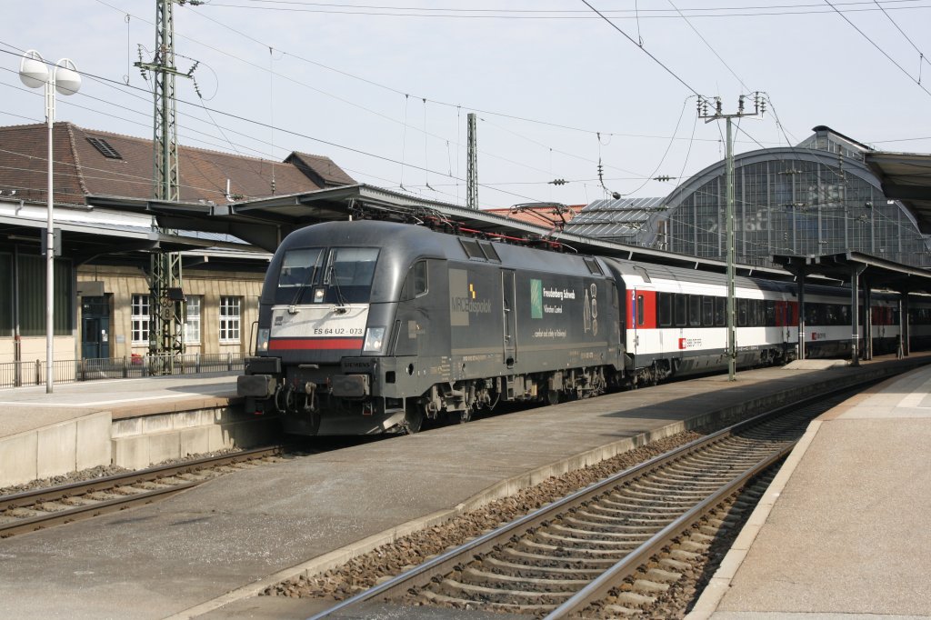 Karlsruhe Hbf
29.03.2013
ES64 U2 073 der MRCE
Der EC7 nach Chur (CH) wird derzeit oft mit MRCE-Mietloks bespannt.
Abfahrt z.B. 11:49 ab Karlsruhe Hbf