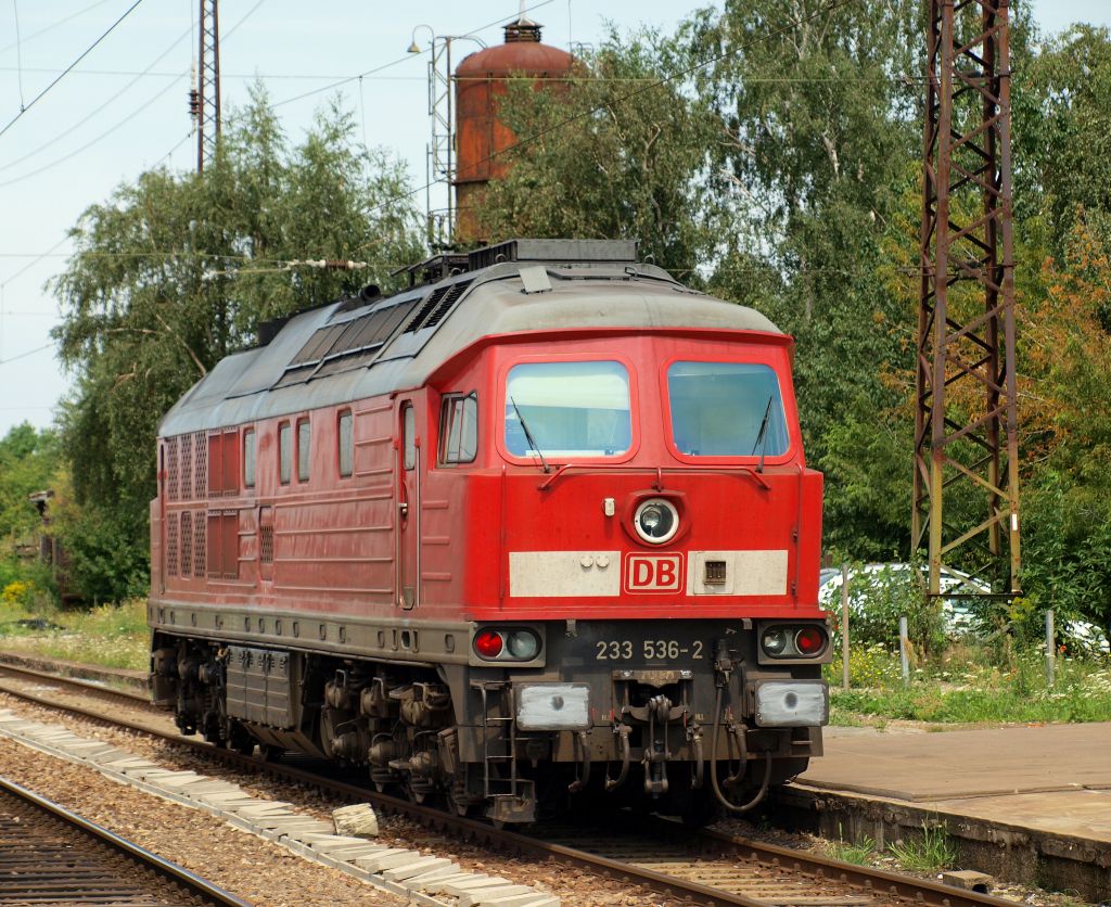 Kaum angekommen in Grokorbetha wurde schon 233 536-2 verhaftet. Sie machte eine kleine Pause vor dem Bahnhofsgebude am 3.8.11.