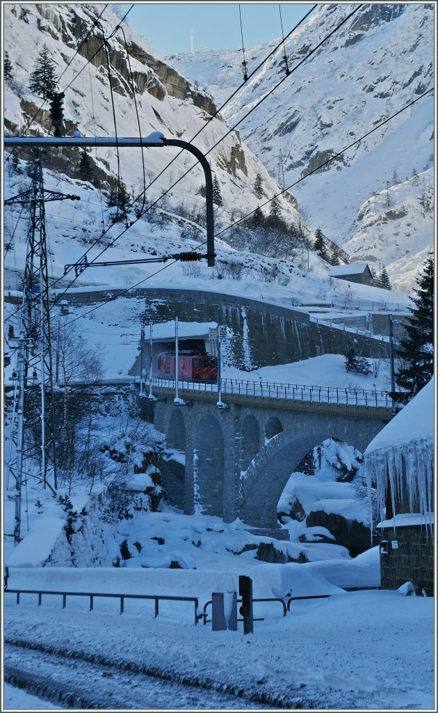 Kaum zu sehen ist der MGB Zug, der nun Gschenen verlassen hat und durch die enge, aber in der Hhe schon sonnigen Schllenenschlucht Andermatt entgegen fhrt.
12.12.12