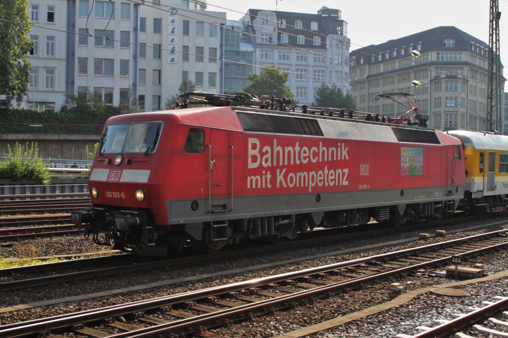 Kein guter Sonnenstand...120 502 mit Messzug am 13.08.10 in Hamburg Hbf