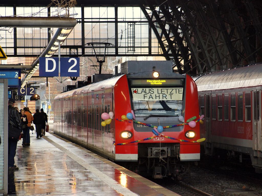  Klaus letze Fahrt  Klaus fuhr mit dem Quitschie 425 320 das letze Mal aus dem Bahnhof Bremen Hbf am 11.12 