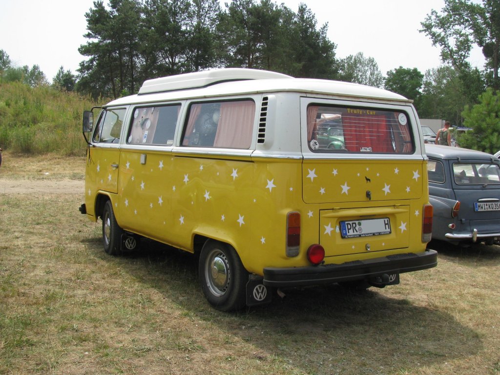 Kleinbus VW T 2 aus dem Landkreis Prignitz (PR) beim 12. Perleberger Oldtimer- und Militrfahrzeugtreffen, Flugplatz Perleberg [10.07.2010] 