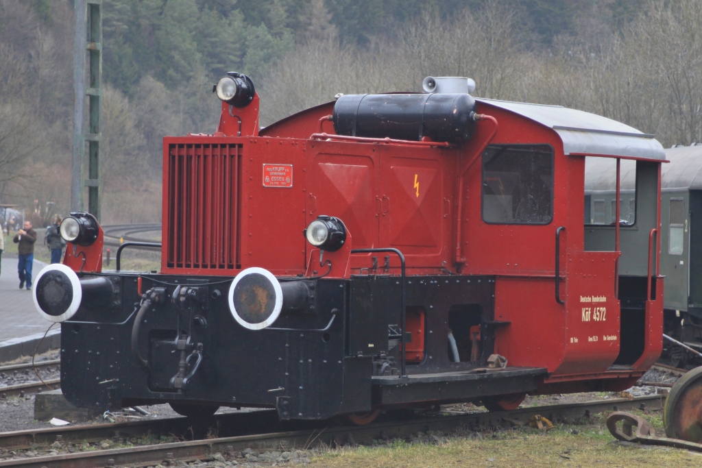 Kf 4572 stand am 04.04.10 an der Drehscheibe vom Lokschuppen in Gerolstein