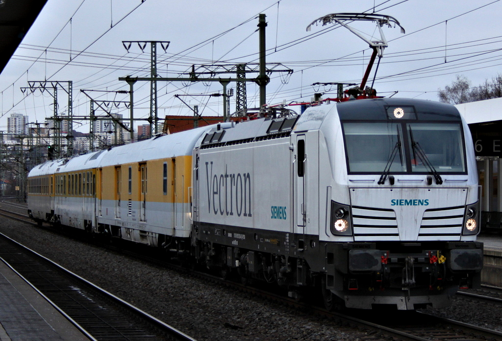 kurz nach dem Umsetzen konnte man den Vectron noch mal von der anderen Seite ablichten. 193 924 am 16.02.12 in Fulda