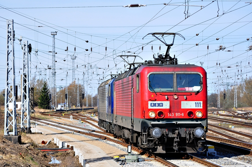 Kurz vor dem bevorstehenden Fristablauf gelang mir am 26.03.2012 noch ein Bild der 143 911(LEW 1989/20361).Im Schlepp hat sie die 143 068( LEW 1985/1818449).Beide bespannten einen Kesselzug von Rostock Seehafen nach Stendell.Geknipst am  Stw B11.