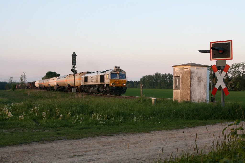 Kurz vor Sonnenuntergang schaffte es der abendliche gemischte Gterzug nach Mnchen am 14.05.12 bei Markt Schwaben auf meinen Chip. 247 048-2 hatte gut zu tun.