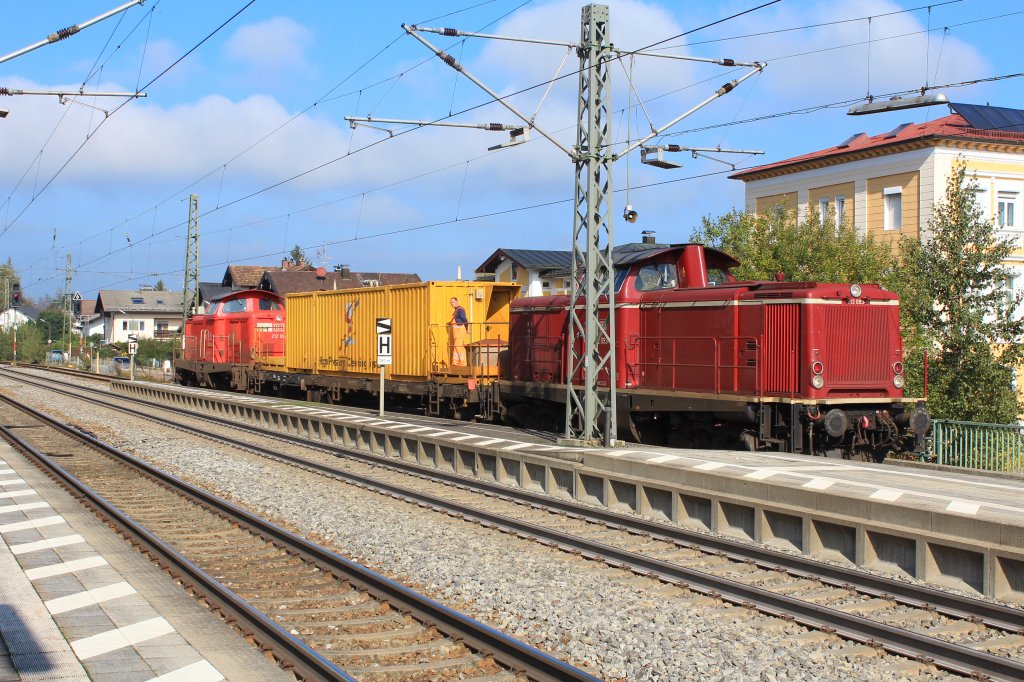 Kurzer Bauzug mit 212 093-9 in alter Lackierung und 212 094-4 am 11. Oktober in Prien am Chiemsee aufgenommen.