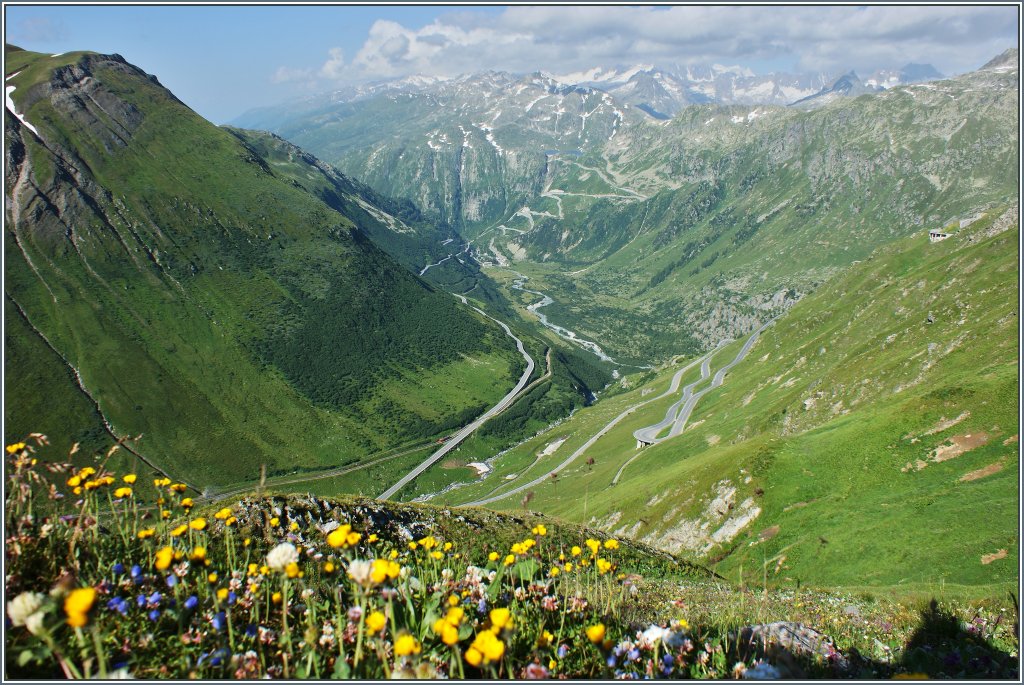 Landschafts-aber auch ein Bahnsuchbild: Blick von der Furkapassstrasse hinunter nach Gletsch und auf die Furkastrecke.
(05.08.2013) 