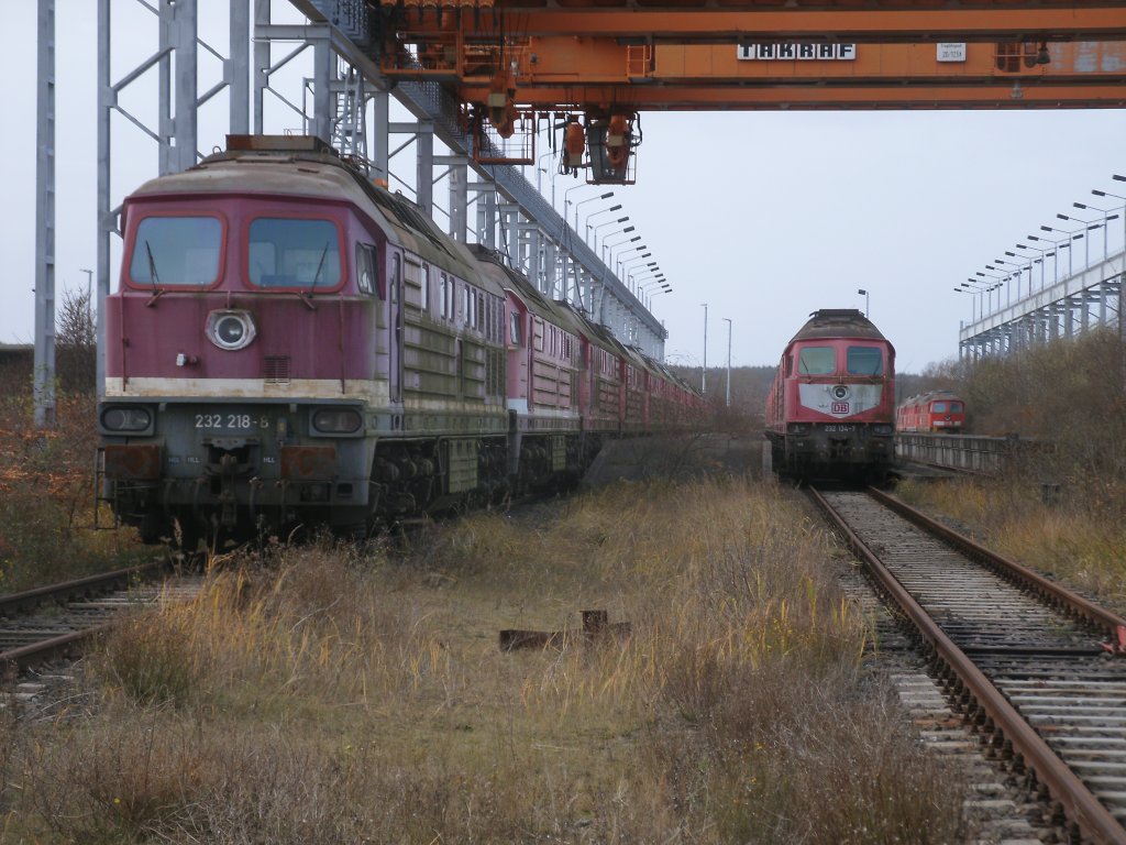 Langsam wird der Bestand von den abgestellten 232er in Mukran weniger.Am 26.November 2011 sah es am dortigen Abstellplatz bereits so aus.