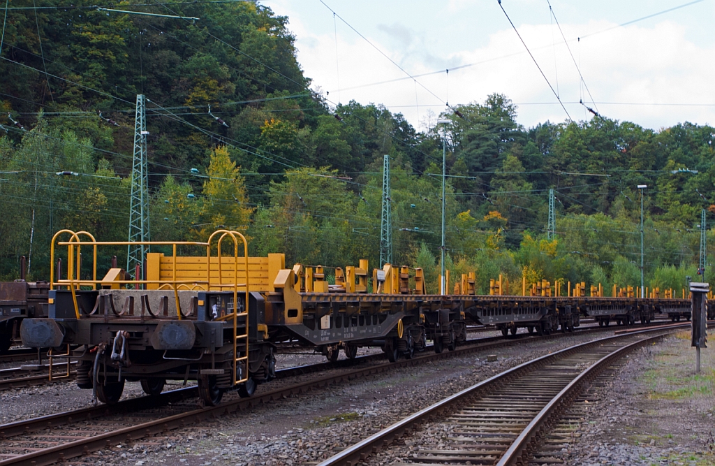 Langschienentransporteinheit TE  312 (zugel. fr Schienen bis 120m Lnge) der Fa. Log mbH Hannover, bestehend aus Langschienenwagen  1x 280, 2x 281 und 3x 282 (DB Skks) 4662 113 bis 118, abgestellt am  07.10.1012 in Betzdorf/Sieg. 