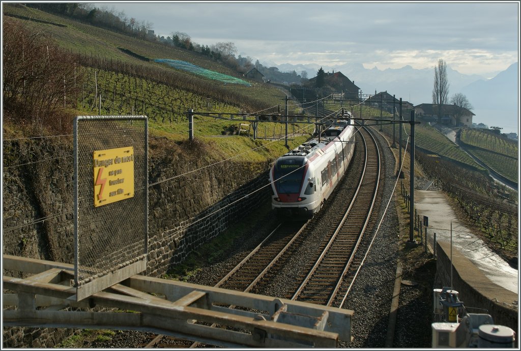  Lebensgefahr - Leitungen nicht berühren! ; und der Flirt gleitet durchs Lauvaux. 
(Das Bild wurde von einer Brücke aus auf genommen).
4. Jan. 2013