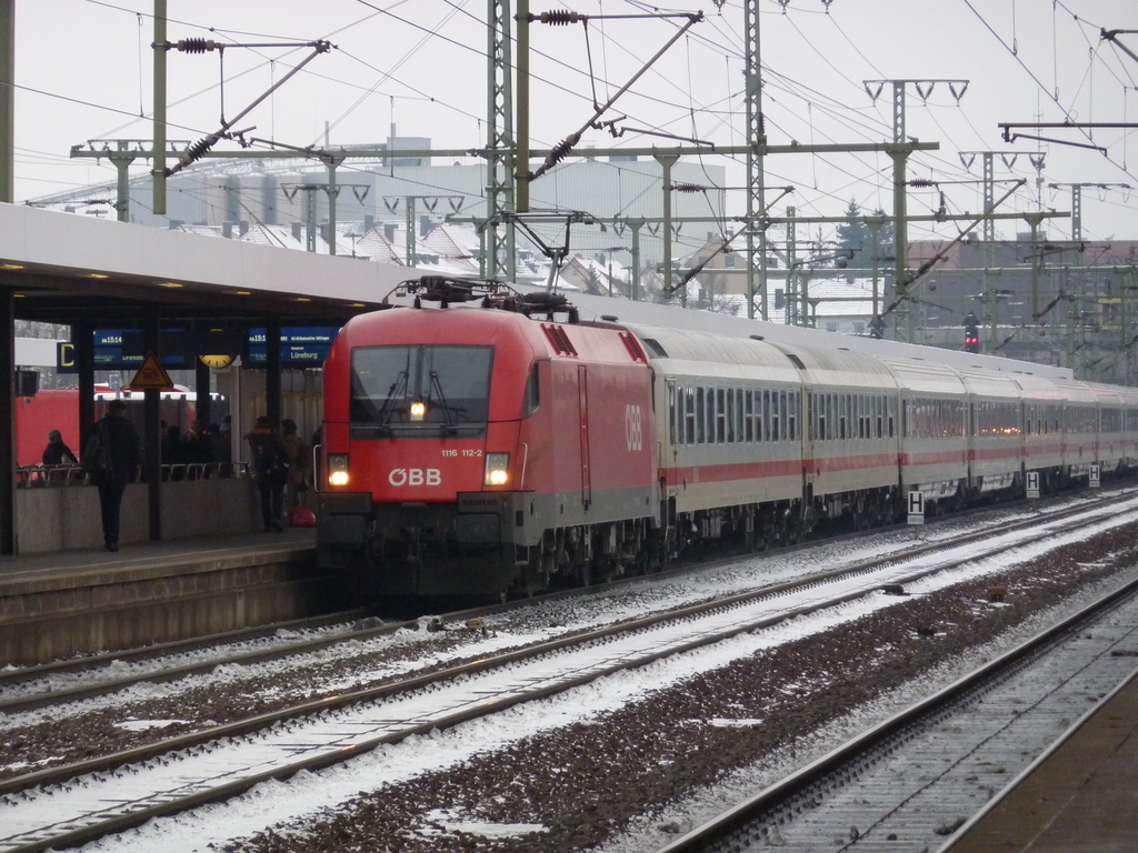 leider bald vorbei die Zeit der 1016/1116 am IC 2082 Knigssee ab 12.12 hngen am Knigssee 182er von MRCE! 1116 112 mit IC 2082 Knigssee am 01.12.10 in Fulda