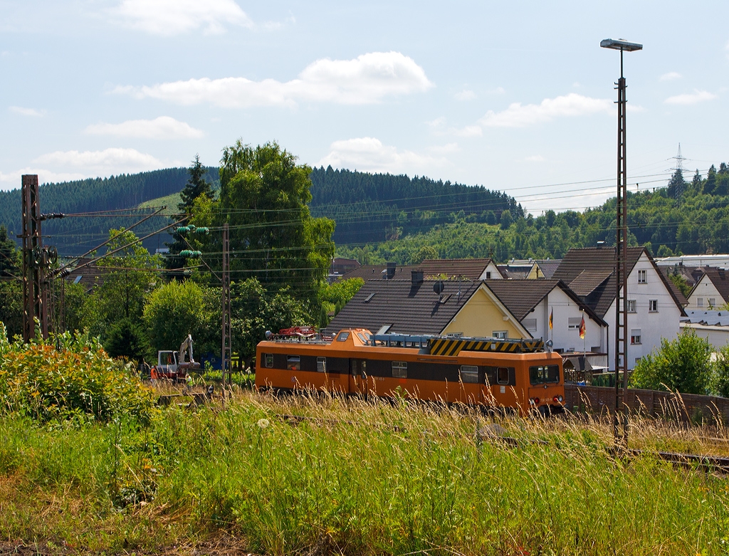 Leider etwas verdeckt.... 
Der Oberleitungsrevisionstriebwagen (ORT) 708 325-6 der DB Netz AG, ex DR 188 325-5, fhrt am 10.07.2013 durch Kreuztal in Richtung Siegen. 
Der ORT wurde 1990 unter der Fabriknummer 20 300/9 vom VEB Waggonbau Grlitz gebaut. 

Technische Daten: 
Lnge ber Puffer: 22.400 mm 
Eigengewicht: 61 t 
Hchstgeschwindigkeit: 100 km/h

Die als Baureihe 188.3 der Deutschen Reichsbahn (DR) bezeichneten Fahrzeuge sind die dritte Generation von Oberleitungsrevisionstriebwagen (ORT) der DR und wurden Ende der 80er-Jahre in der DDR entwickelt, da auch die Elektrifizierung auf dem Gebiet der DDR weiter voranschritt. So entwickelte die VES Versuchs- und Entwicklungsstelle Maschinenwirtschaft Halle, der VEB Waggonbau Grlitz und das RAW Wittenberge ein komplett neues Fahrzeug. Auf der Leipziger Frhjahrsmesse 1987 wurden schlielich zwei Prototypen vorgestellt.

Im Zuge des einheitlichen Triebfahrzeug-Kennzeichnungssystem der DR und DB wurden sie dann in die BR 708.3 eingereiht, und mit der Auflsung der DR kamen sie zum 01.01.1994 alle zur DB AG.
