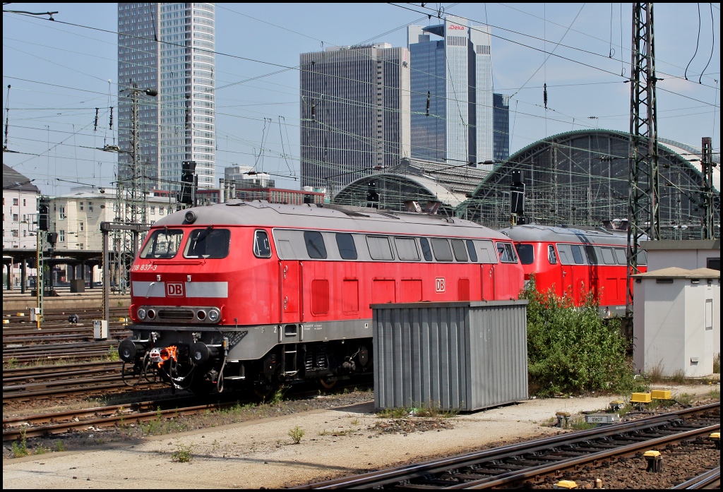 Leider hatte ich keine freie Sicht auf diese beiden Schnheiten. Die Abschlepploks 218 837 und 218 810 abgestellt am 21.05.11 in Frankfurt (Main) Hbf