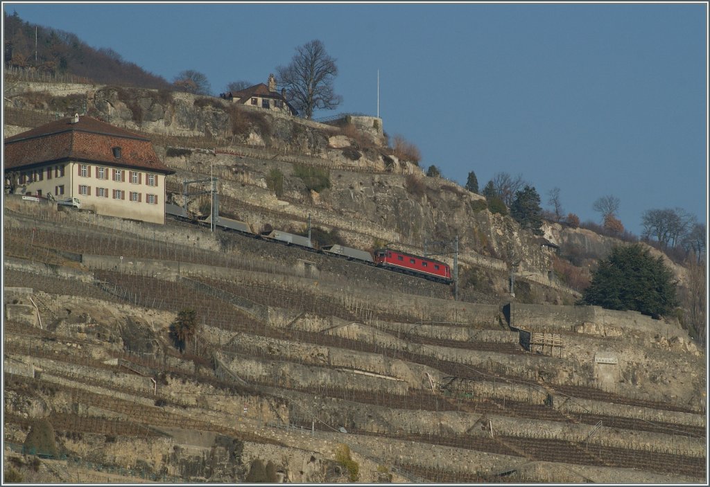 Leider nicht ganz perfekt, da berraschend gekommen, konnte ich am 1. Mrz 2012 eine der seltenen Gterzge auf der  Train des Vignes  Strecke fotografieren.
