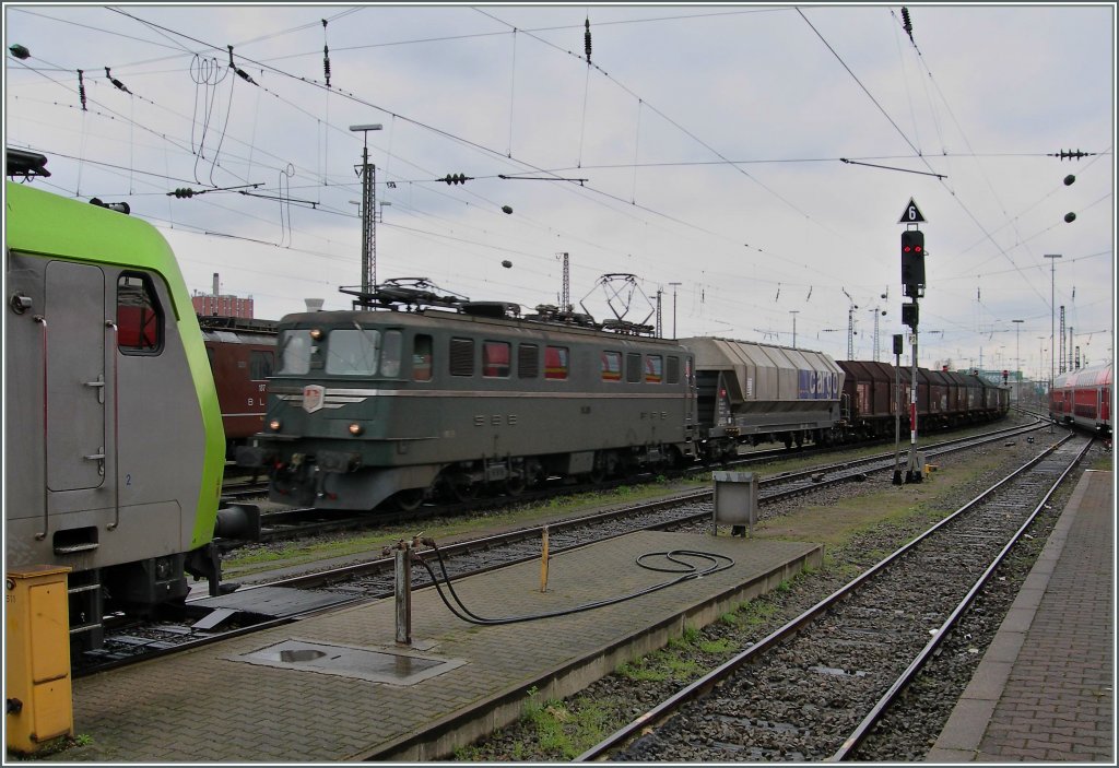 Leider ziert einwenig viel  Bewegungsunschrfe  die Kantonslok Ae 6/6 bei ihrer schnellen Durchfahrt in Basel Bad Bf am 12. April 2006; ich hoffe, dass das Bild trotzdem gefllt, besonders, da die Szene wohl heute nicht mehr fotografiert werden kann.
