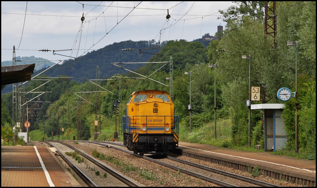 Leonhard Wei Lok 203.001 durchfuhr in schneller Solofahrt Gingen (Fils) in Richtung Gppingen. (15.08.11)