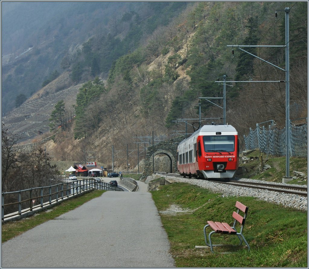 Letztes Jahr gab es eine grssere Nachfrage nach Omabnken. So mancher Wanderweg wurde entlang der Bahnstrecken damit ausgestattet. Wie man gut erkennen kann ist es auch hier der Fall und so kann man gemtlich einen Zug der TMR in der Nhe von  Sembrancher fotografieren.
(07.04.2013)