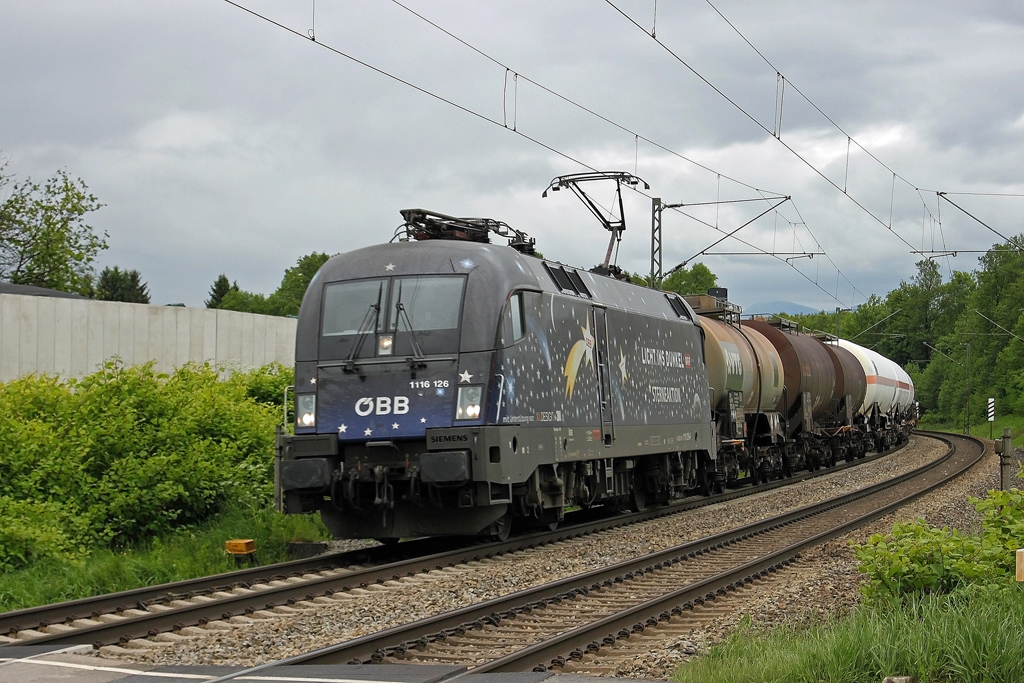 Licht ins Dunkel brachte sie leider nicht an diesem trben Tag 23.5.2013: 1116 126 strebt von Rosenheim kommend am B Vogl vorbei.