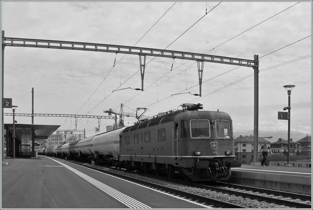 Lichtbedingt  nur  S/W: Re 6/6 11648 mit einem lzug bei der Durchfahrt in Prilly Malley. 
30. Juli 2012