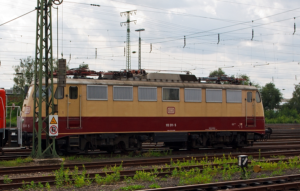 Lieder etwas vom Mast verdeckt - Die Schnellzug-Elektrolokomotive 113 311-5 ex 112 311-6  ex E 10 1311 sie steht hier am 18.07.2012 auerhalb vom Gelnde des DB Museum Koblenz (ber den Zaun aufgenommen). 

Die die Baureihe 113, ehemals 112, umgezeichnet um der DR-Baureihe 212 im neuen gesamtdeutschen Nummernschema Platz zu machen, war lange Jahre eine wichtige Lokomotiv-Baureihe im bundesdeutschen Schnellzugverkehr. Die Lok war u. a. vor den Rheinpfeil-Zgen im Einsatz, sie wurde 1963 unter der Fabriknummer 19028 bei Krauss-Maffei gebaut, dabei erhielt sie Henschel-Schnellfahrdrehgestellen fr bis zu 160 km/h.